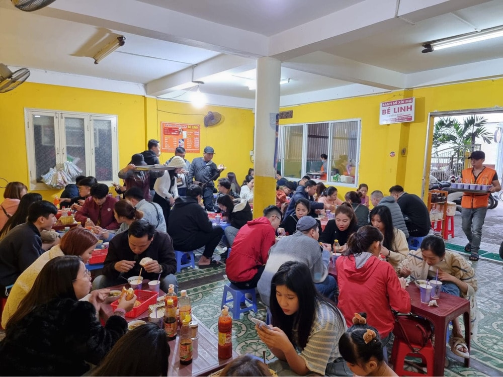 Không gian trong quán nổi bật với bức tường sơn vàng chủ đạo, giống như địa điểm “Cối xay gió” nổi tiếng